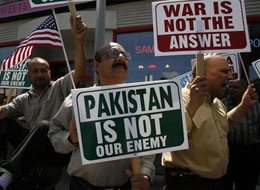 2007-08-07-pakistanobamaprotest.jpg
