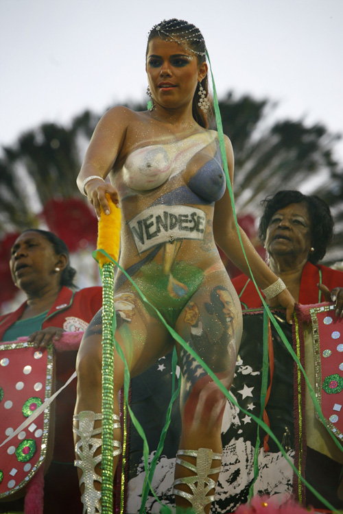 Nude Carnival Queen Viviane Castro Bodypaints Obama On Her Leg NSFW PHOTO