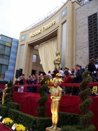 2009-02-24-oscarstatueredcarpetkodatheatre.jpg