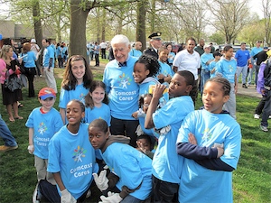 2009-04-28-ralphwithkids.jpg