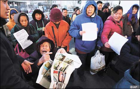 2009-07-20-http:-blogger.huffingtonpost.com-mt.cgi?__mode=view&_type=entry&id=240759&blog_id=3&saved_added=1#-china_petitioners.jpg