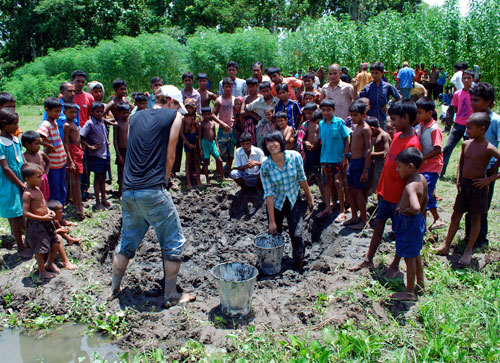 2009-09-25-images-jonandchichigettingmud.jpg