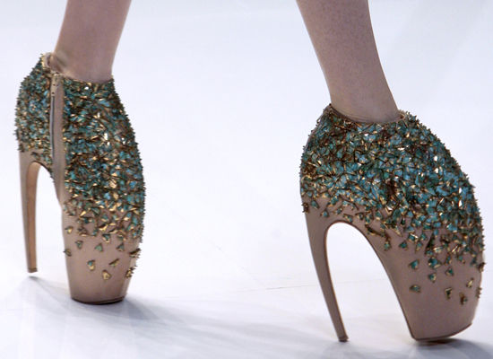 Lady Gaga Dances In Alexander Mcqueens 10 Inch Stilettos Photos Video Huffpost 