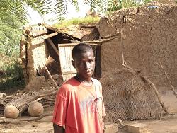2010-08-24-IssoufAliandhisdestroyedhomeCarolineGluckNigerpictures101.jpg