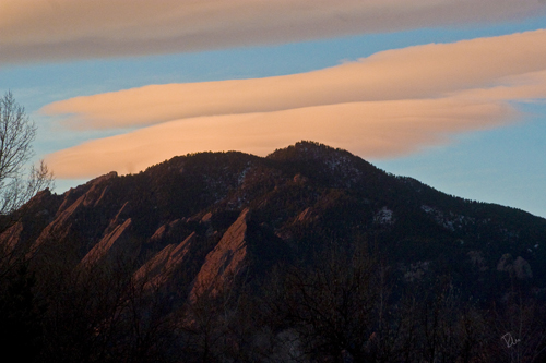 2010-12-13-EarlyMorningFlatironswithLenticularCloudsHuff.jpg