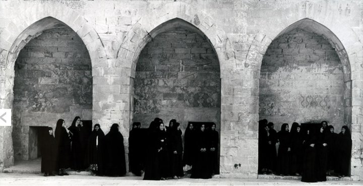 2010-12-29-ShirinNeshatVeiledWomeninThreeArchesfromtheseries22WomenofAllah221999.jpg