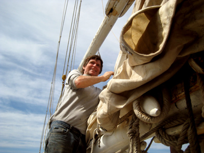 2011-04-18-puttingonsails096.jpg