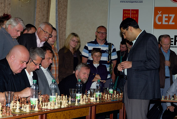  - 2011-06-27-cez_chess_trophy_2011_simultanka_009