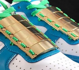 2011-09-13-shoeturesneakertrainerlaceaccessoriesgoldmetallichooksFightForYrWriteSarahMcGiven.jpg