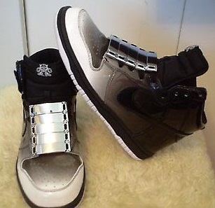 2011-09-13-shoeturesneakertrainerlaceaccessoriessilvermetallichooksFightForYrWriteSarahMcGiven.jpg