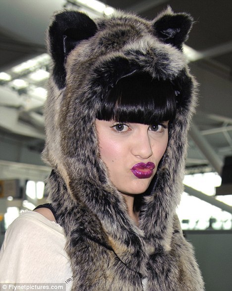 2011-10-04-JessieJSpiritHoodanimalfauxfakefurhatwthearswolf.jpg