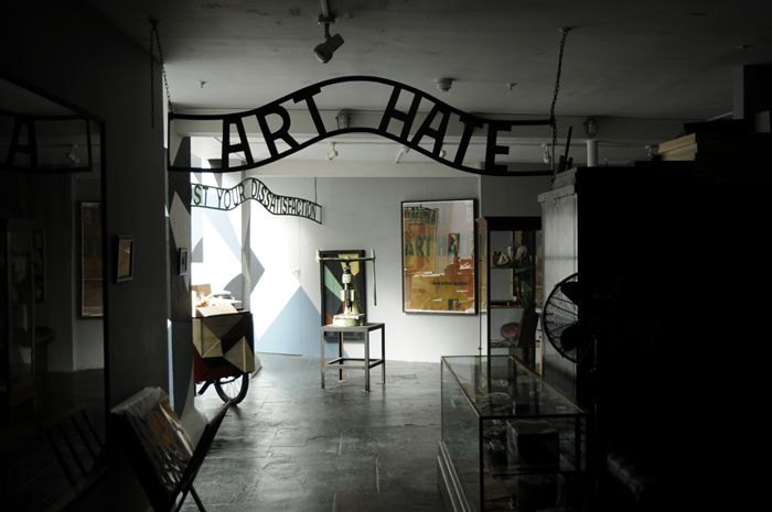 2011-11-21-ARTHATESIGN.jpg
