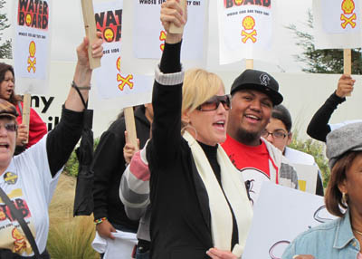 2012-05-03-LASTCALL07_ERINBROCKOVICHPROTESTING400x286.jpg