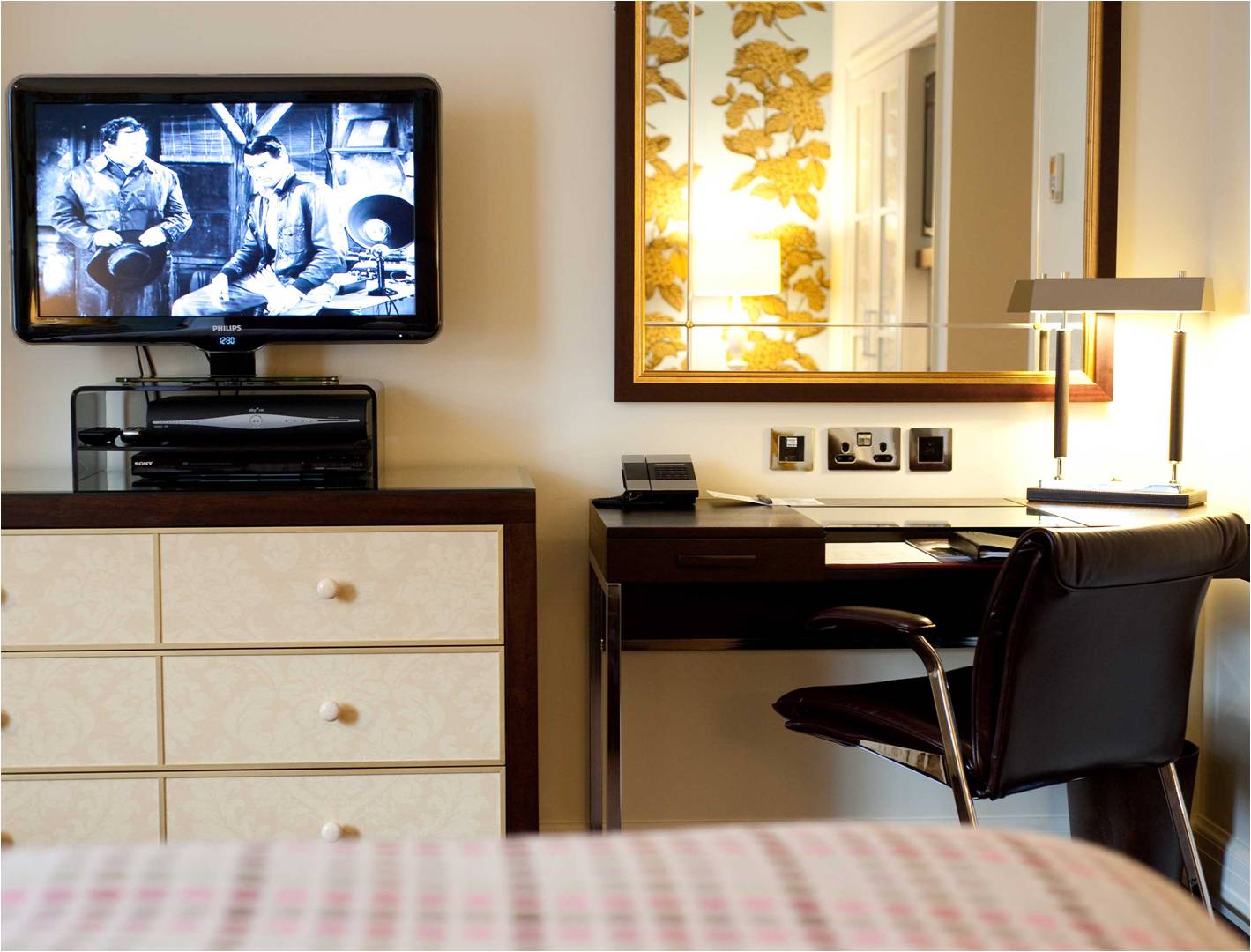 2012-05-31-TVanddesk.jpg