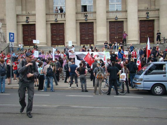 2012-06-18-manifestacionpanenvezdecirco.jpg