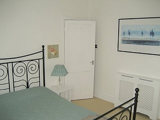 2012-07-20-putneyandwandsworthareahomeenglishrentalsmasterbedroom462115.jpg