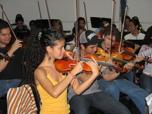 2012-10-03-Straussviolinistscopy300.jpg