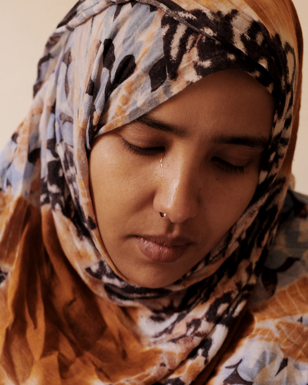 Foto di Simona Ghizzoni (Contrasto). Laayoune, Sahara Occidentale, 2012, Leila Dambar, sorella di Said Dambar, ucciso nel 2010 dalla polizia marocchina. - 2012-10-08-ghizzoni_05