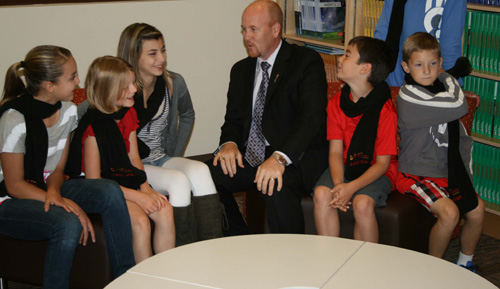 2012-11-09-cmrubinworldMinister_and_students_from_BessieNichols_School_in_Edmonton_Aug_27_Edm_014500.jpg