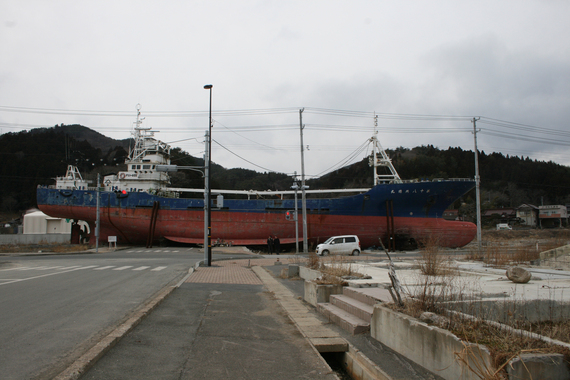 2013-02-25-POSTHUMILDADDELOTEMPORAL.barcoenKesennumaIwate.jpg