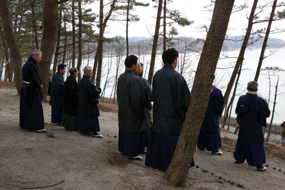 2013-02-25-POSTHUMILDADDELOTEMPORAL.monjesrezandoenKamaishiIwate.jpg