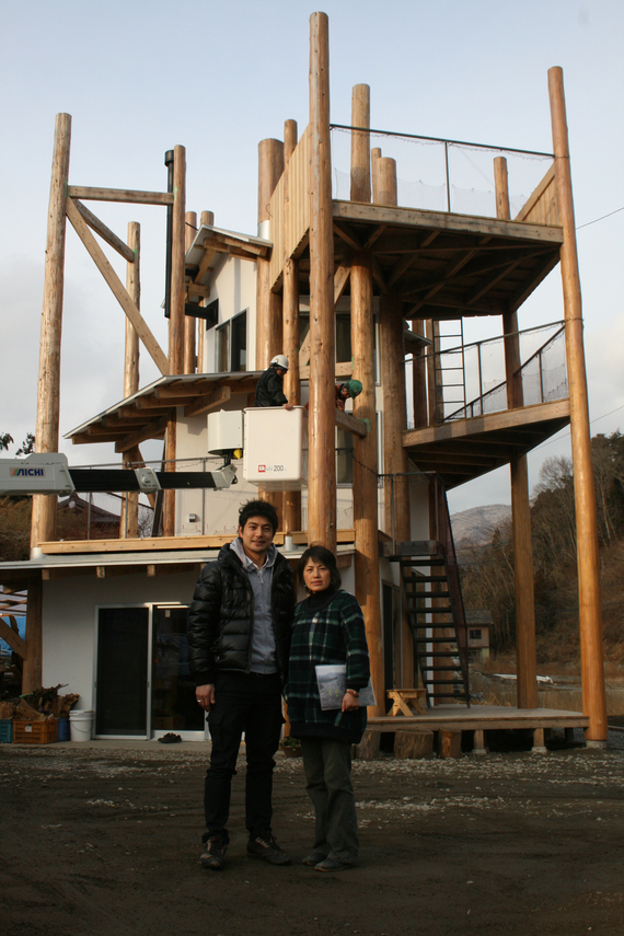 2013-02-25-POSTKAMAISHIII.elcoordinadordelareconstrucciondetohokumikioyamaguchiylasra.mikikosugawaraanteelpabellnderikuzentakataiwate.jpg