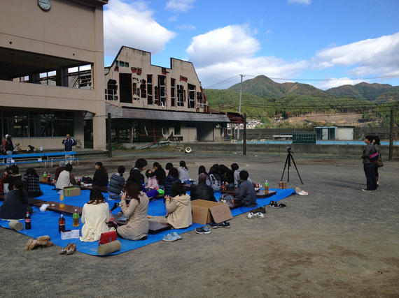 2013-02-25-POSTPLANEAMIENTOURBANO.meriendaasambleafrentealcolegiodetonienlalocalidaddeKamaishiIwate.jpg