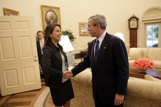 2013-04-10-Maria_Corina_Machado_Sumate_meets_George_W._Bush_2002.jpg