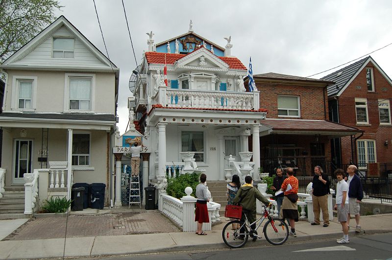 2013-05-02-1016ShawStreetinTorontowellknownastheVeryGreekHousewasvisitedontheJanesWalkon2May2010.jpg