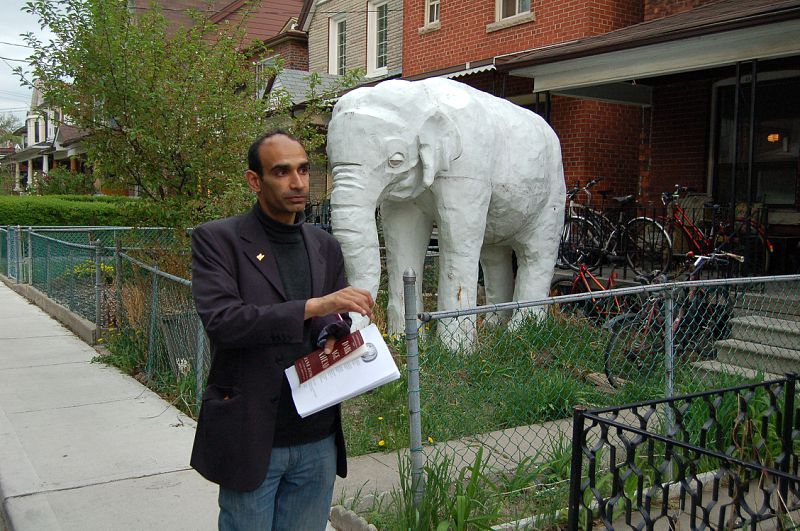 2013-05-02-HiMYSYeDdiscussedtheconceptofculturalamnesiainfrontofawhiteelephantduringtheJanesWalkon2May2010.jpg