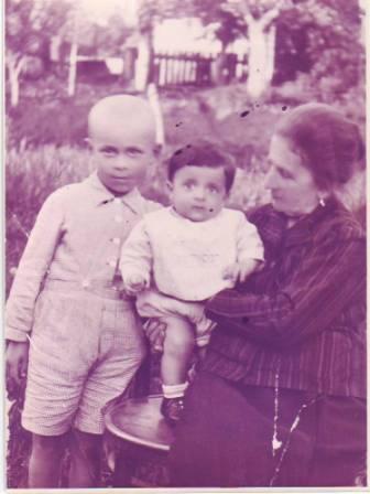 2013-05-26-HalfbrothersYitzchakandSholomwithgrandmotherweb.jpg