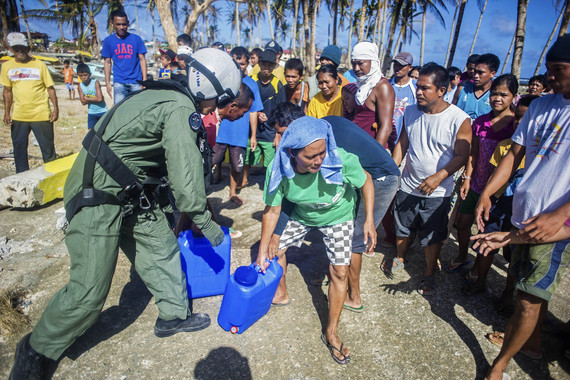 2013-11-18-typhoonwaterdistribution.jpg