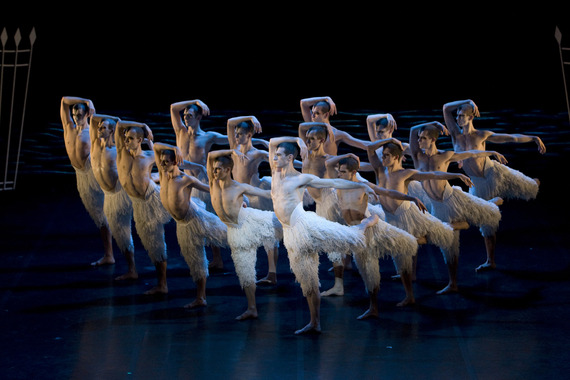 2013-12-20-Matthew_Bourne_s_SWAN_LAKE._15122009.jpg