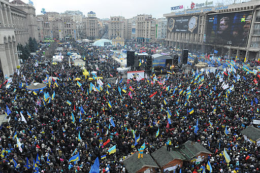 2013-12-23-Euromaidan_panoramic_view_taken_from_the_top_of_the_Revolution_Christmas_tree._December_8_20132.jpg