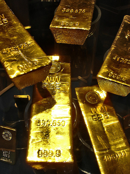 Environ six barres d'or intercroisées, Canadian Mint. About six gold bars crisscrossed.