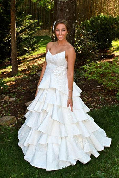 Vestido de novia realizado con papel higiénico.