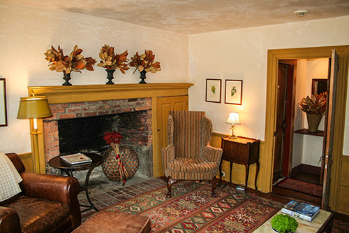 2014-07-22-ThayerHouseSittingRm.jpg