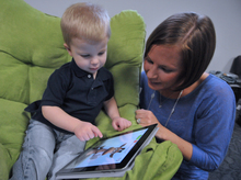 2014-11-11-Child_and_mother_with_Apple_iPad.jpg