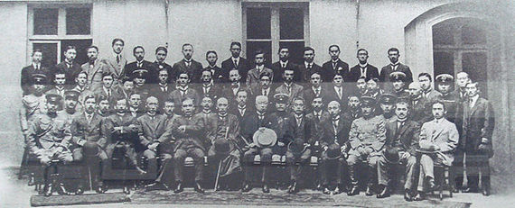 2014-12-30-640pxJapanese_delegation_at_the_Paris_Peace_Conference_1919.jpg