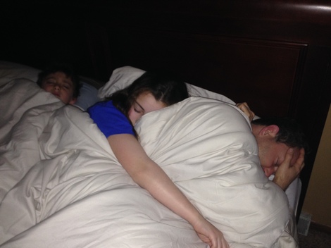 2015-04-11-1428763522-4418934-Bedcrashingalannaandjosh.JPG