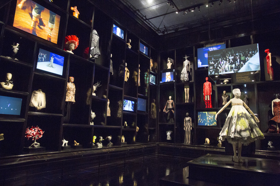2015-04-13-1428941378-7799044-6._Installation_view_of__Cabinet_of_Curiosities_gallery_Alexander_McQueen_Savage_Beauty_at_the_VA_c_Victoria_and_Albert_Museum_London.jpg