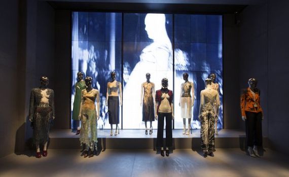2015-04-25-1429976201-2163937-1._Installation_view_of_London_gallery_Alexander_McQueen_Savage_Beauty_at_the_VA_c_Victoria_and_Albert_Museum_London_jpg_610x610_q85.jpg