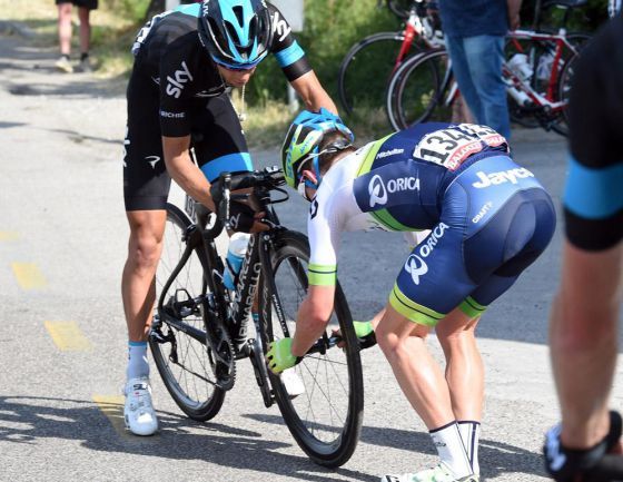 2015-05-20-1432121810-9593402-SimonClarkecedesuruedaRichiePorte.GIRODITALIA.jpg