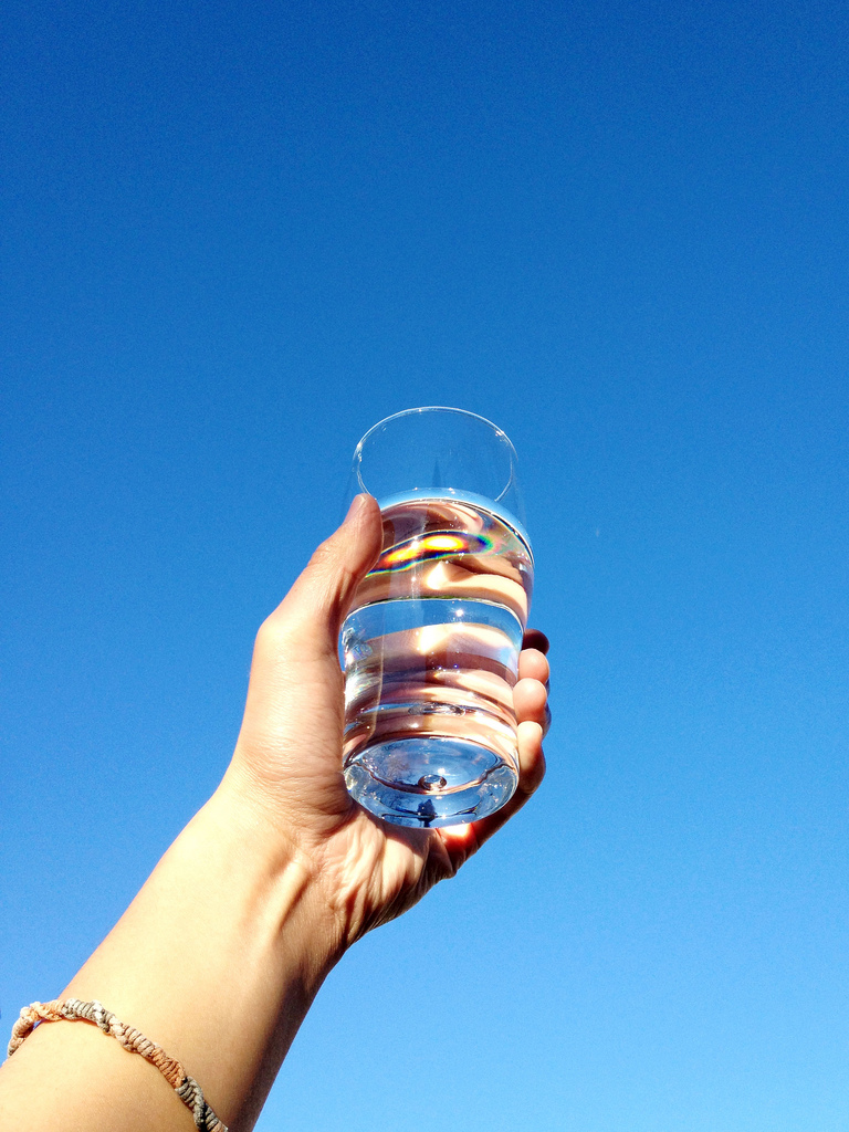 コップ一杯の水を飲む女性
