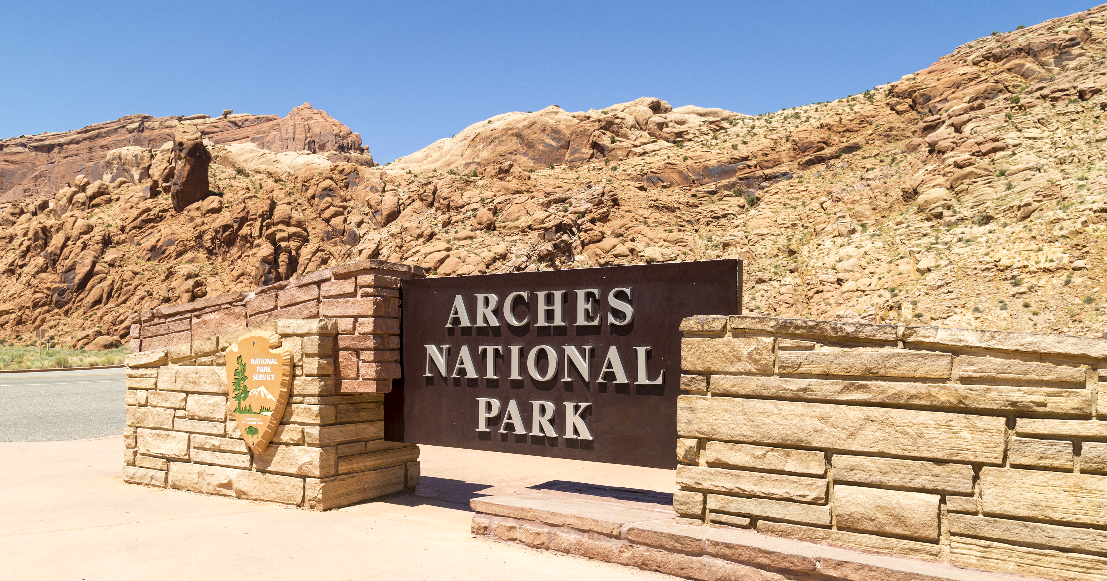 http://images.huffingtonpost.com/2015-07-05-1436123976-4640528-ArchesNationalParksign.jpg