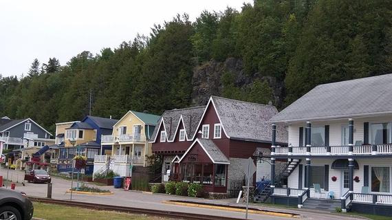 2015-08-20-1440110657-5347090-ColorfulhomesinthePointeauPiclanding.jpg
