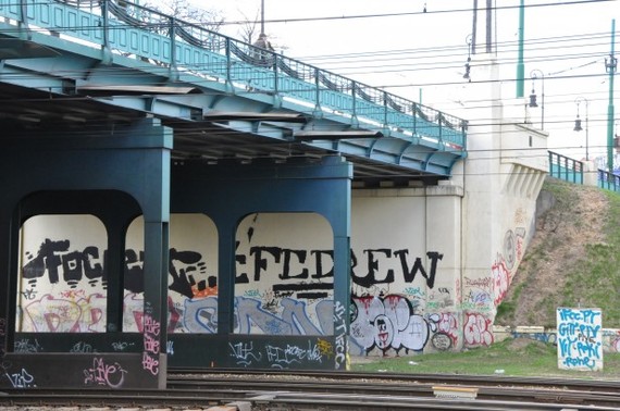 2015-09-04-1441386156-7718019-bridgewithgraffitipublicdomainpicturesdotnet.jpg