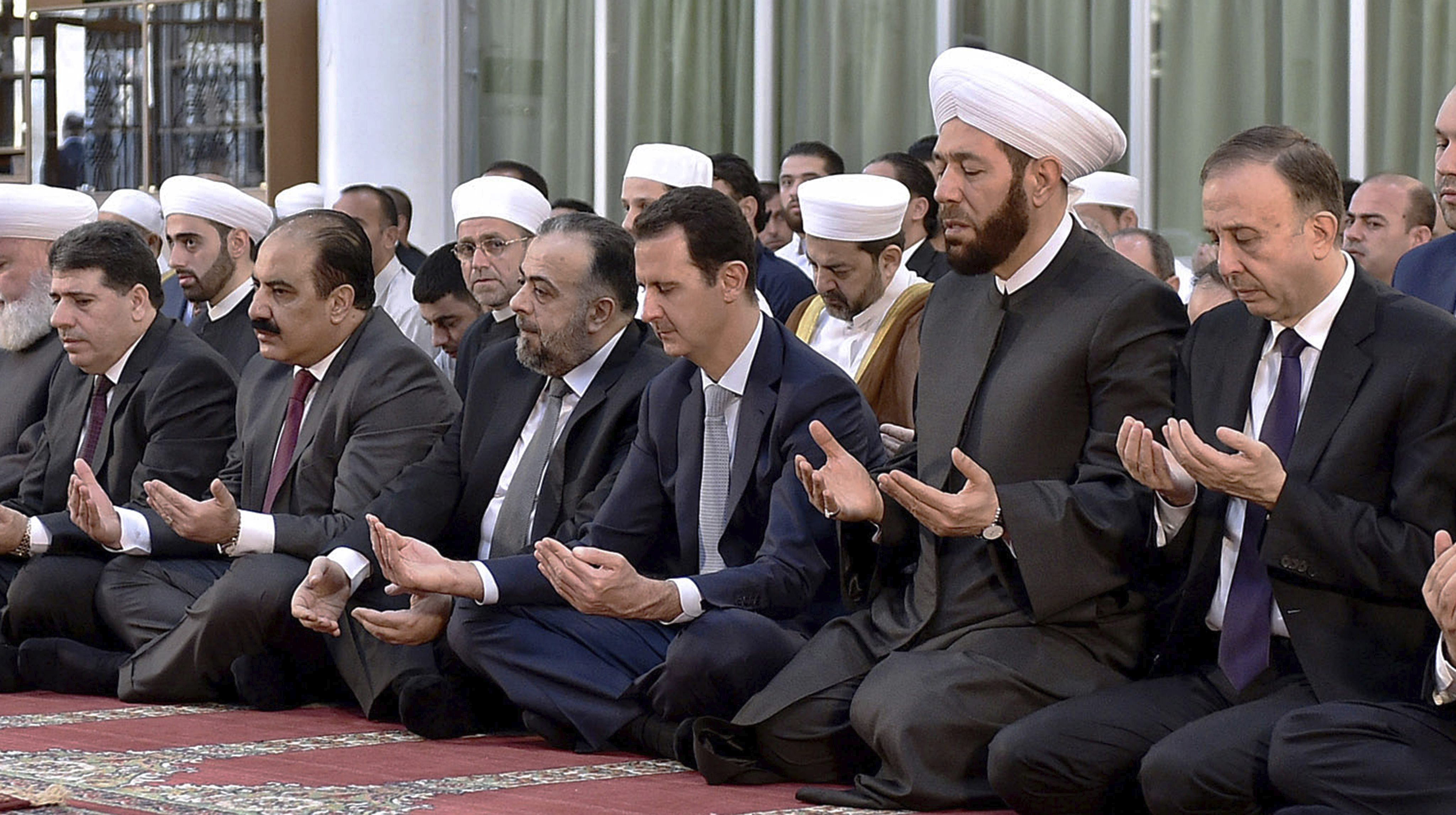 Fotografía facilitada por la agencia siria SANA que muestra al presidente sirio, Bachar Al Asad durante los rezos del Eid al-Adha en la mezquita de al-Adel en Damasco/EFE.