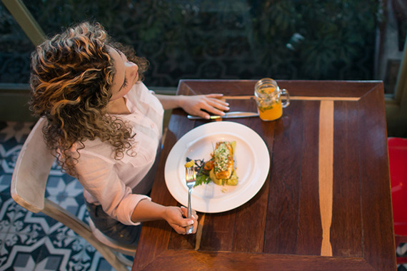 2015-09-30-1443647169-4933232-GettyImages480336178dinneraloneandresr.jpg