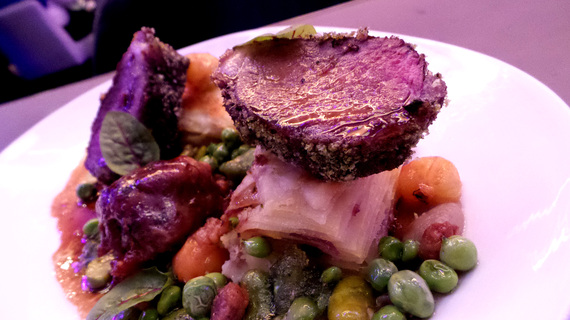 2015-10-27-1445987374-2962297-americarestauranttrumptoronto2.jpg